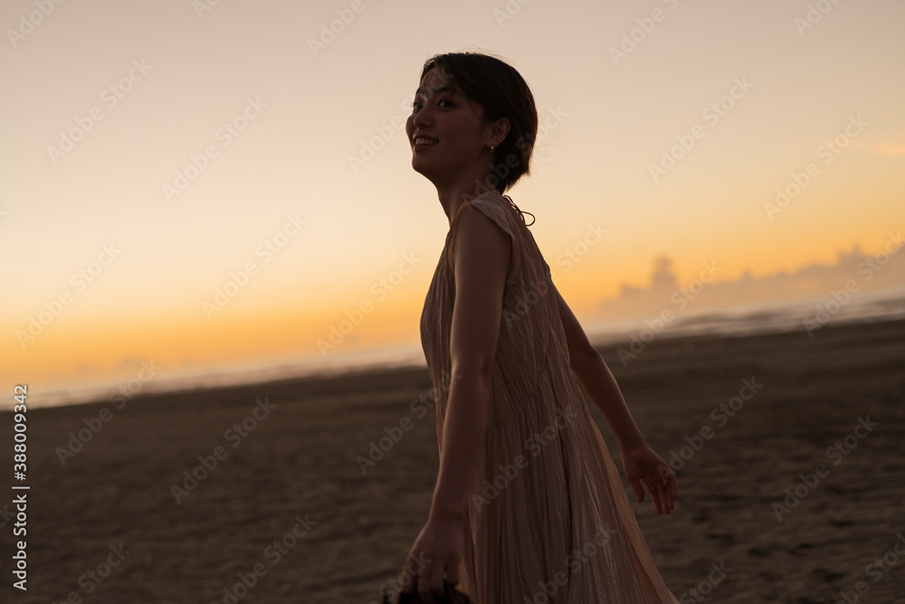 海辺を歩く女性 海辺を歩く女性