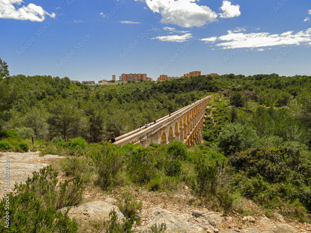 Φωτογραφία The Ferreres Aqueduct landscape, also known as the Pont del Diable,  Tarragona,