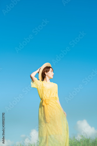 浜辺を歩く女性