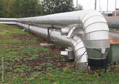 Industrieabwärme - Leitungsrohre transportieren umweltfreundliche Fernwärme zum Endverbraucher