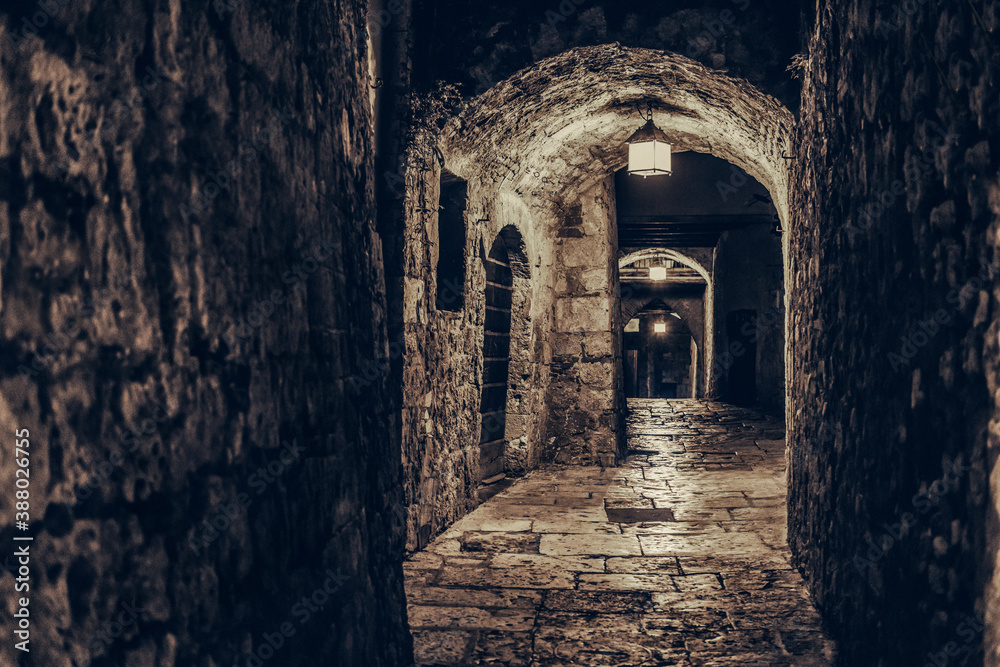 Fototapeta premium Gewölbestraße bei Nacht in Massa Marittima in der Toskana, Italien