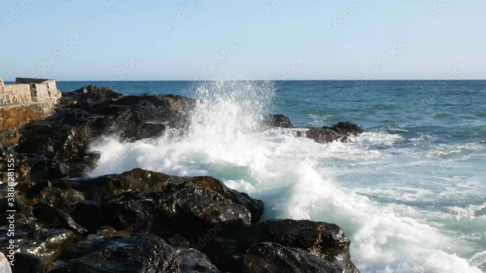 Playa Cábria Mediterraneo con olas contra roca Playa Cábria Mediterraneo con olas contra roca