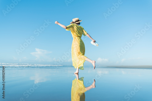 Fotografie 海辺を歩く女性