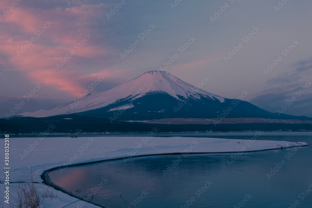 山中湖からの富士山の夜明け