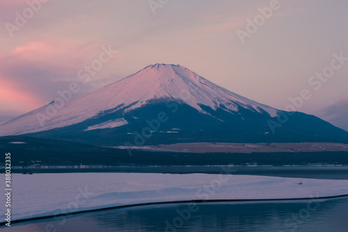 山中湖からの富士山の夜明け