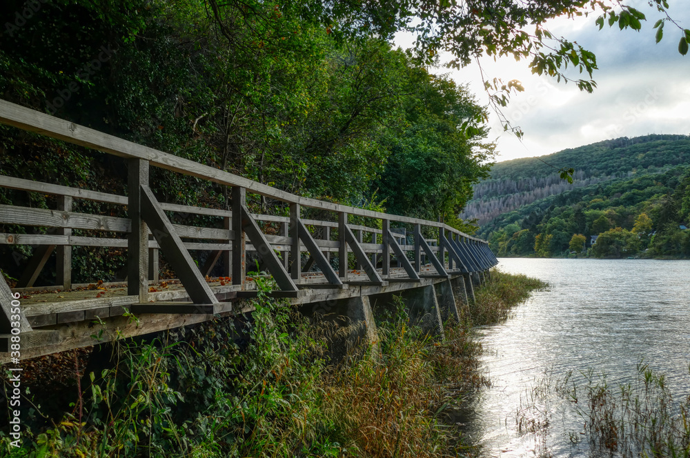 Holzbrücke am Rur-Staubecken in der Eifel