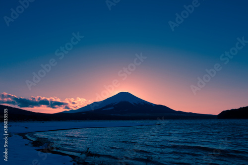 山中湖からの富士山の夕暮れ © Paylessimages