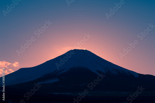 山中湖からの富士山の夕暮れ © Paylessimages
