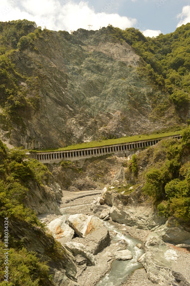 Φωτογραφία Hiking in the stunning gorge of the Taroko National Park in Taiwan