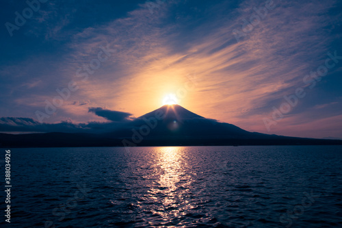 山中湖からのダイヤモンド富士