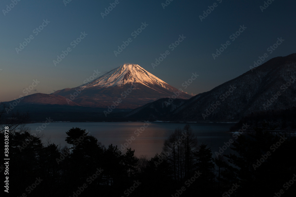 本栖湖からの夕日を浴びる富士山