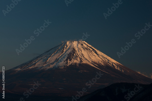 本栖湖からの夕日を浴びる富士山 © Paylessimages