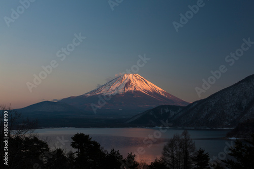 本栖湖からの夕日を浴びる富士山