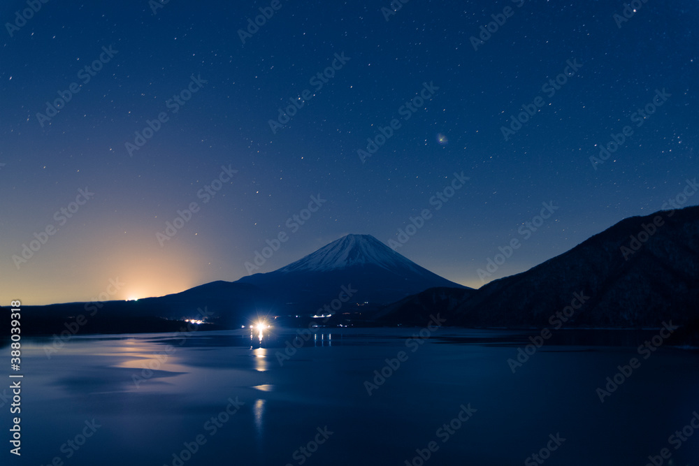 本栖湖から見る夜の富士山