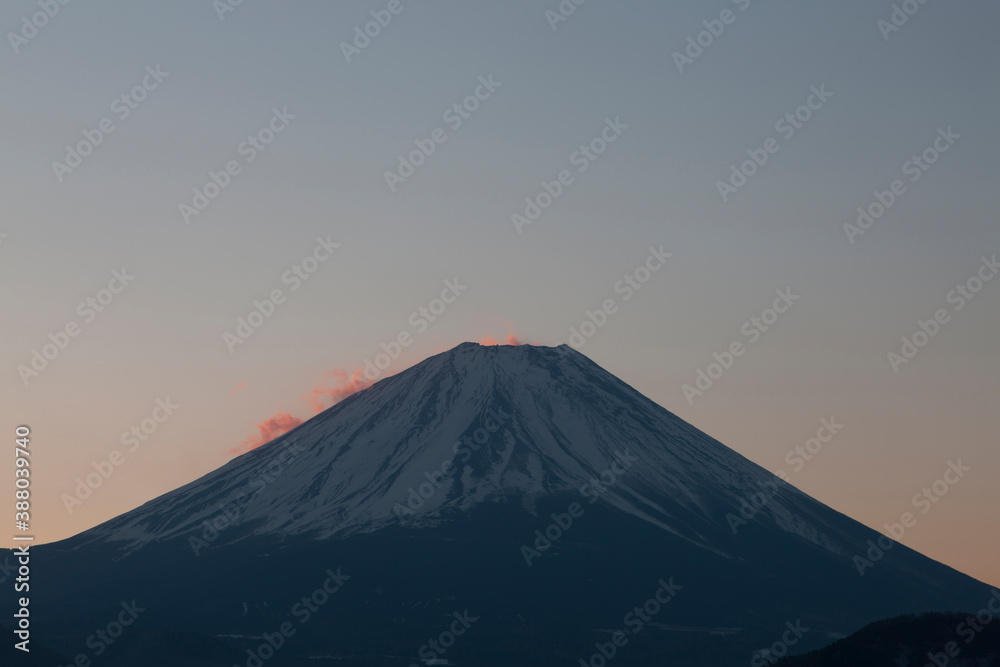 本栖湖から見る富士山の夜明け