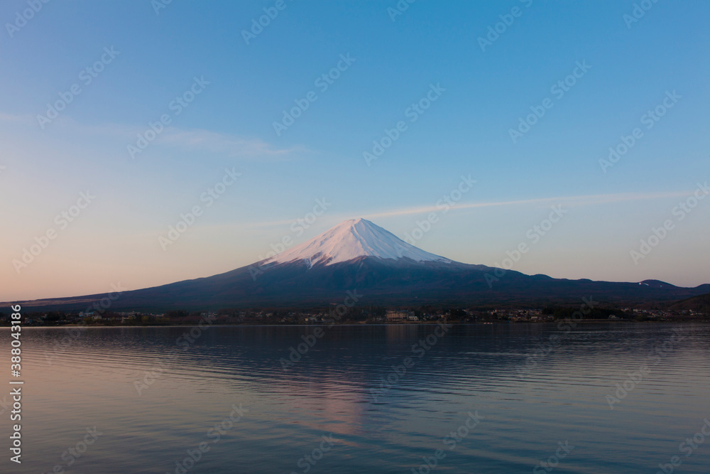 河口湖より見る夜明けの富士山
