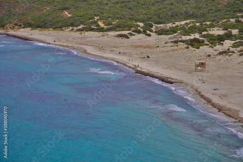 Panoramablick auf den Strand von Ostriconi und die Wüste des Agriates auf Korsika in der Nähe von Ile Rousse. Einer der schönsten Strande Korsikas, Frankreich