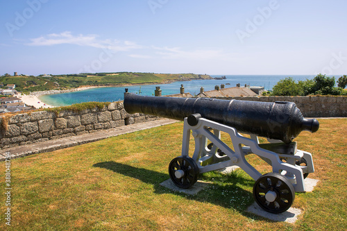 Cannon on the front lawn of Hugh House looking over the anchorage of Porthcressa: Hugh Town, Isles of Scilly, England, UK