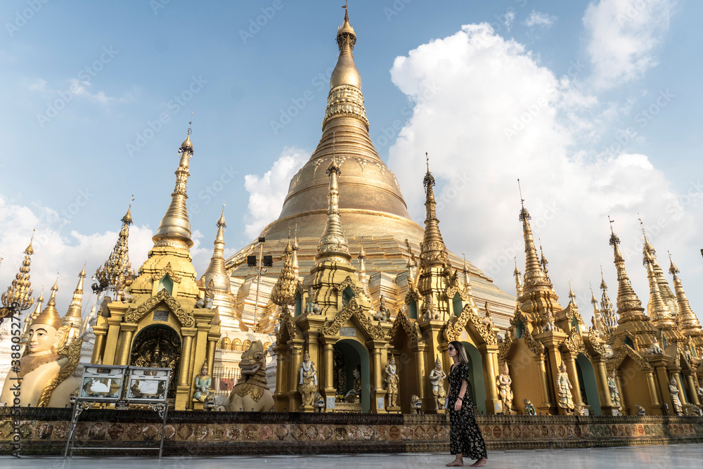Fototapeta premium Mujer joven en la gran pagoda
