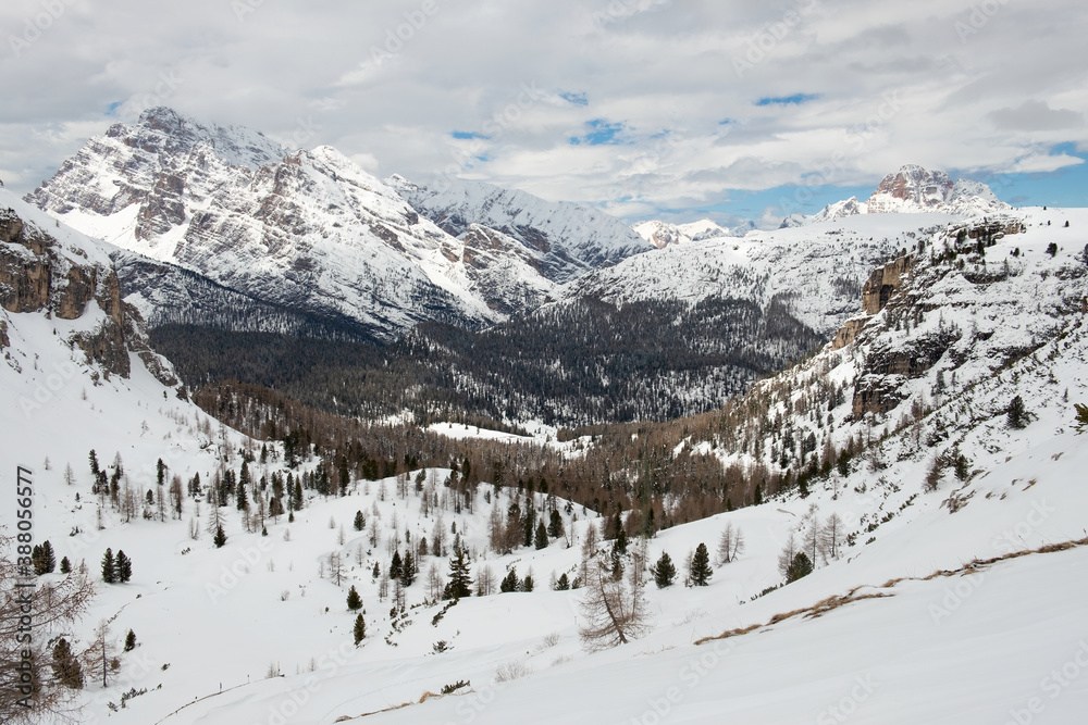 Paisaje invernal en los Dolomitas, ubicados en la provincia italiana de Belluno en la región del Véneto.