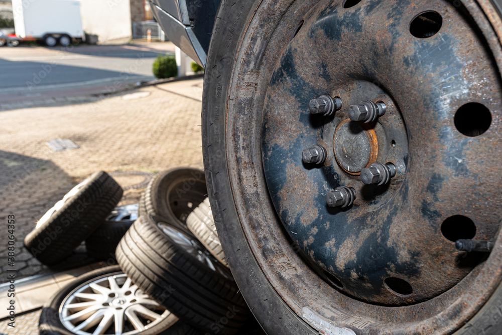 The steel bolts used for the aluminum rim are inserted into the steel rim, the wrong type of bolts. The steel bolts used for the aluminum rim are inserted into the steel rim, the wrong type of bolts.