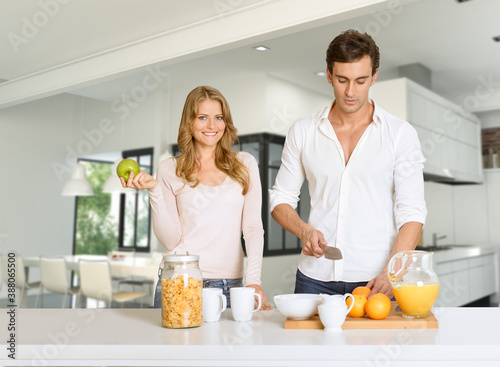 Couple prepairing healthy b...
