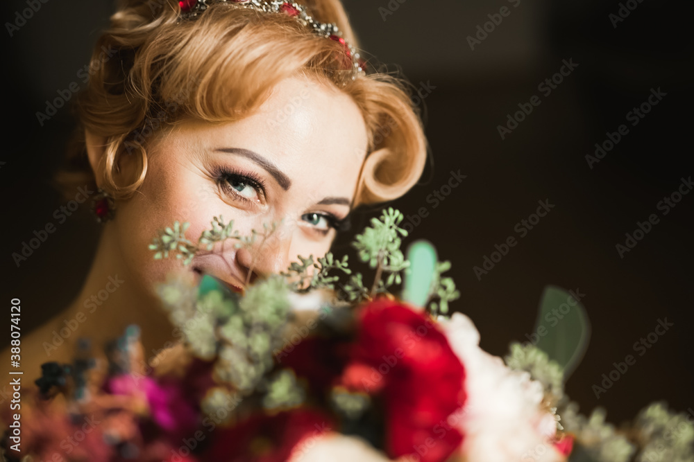 Naklejka premium Beautiful bride wearing fashion wedding dress with feathers with luxury delight make-up and hairstyle, studio indoor photo shoot