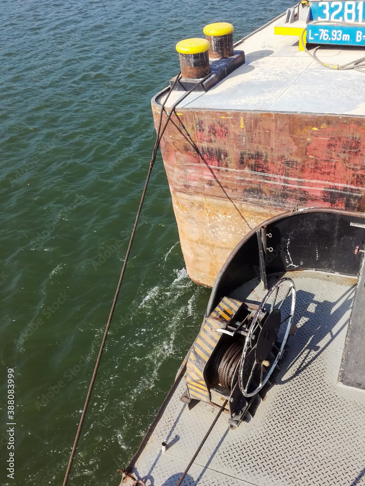 View of the part of the barge tied with a steel cable that is wound with a special device