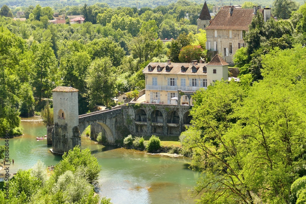 Le Gave d’Oloron et le pont de la légende vus depuis les remparts de Sauveterre-de-Béarn