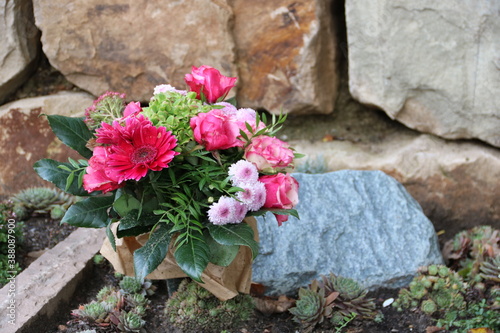 Blumenstrauss auf einem Grab 