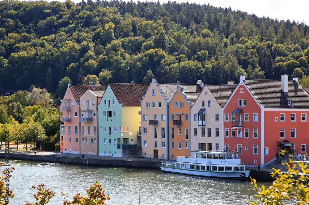 Obraz premium Die Schiffsanlegestelle ist eine Sehenswürdigkeit von Riedenburg