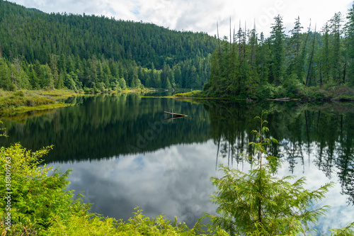 Fototapeta Naklejka Na Ścianę i Meble -  Magnificant lake reflecting a wooded mountain 