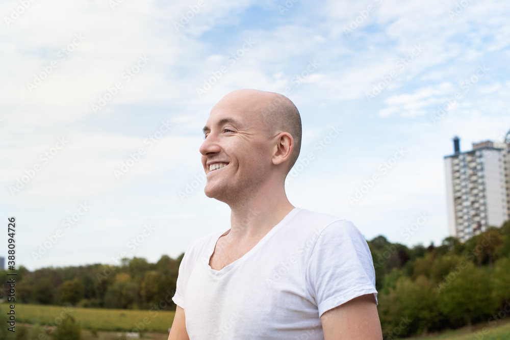 junger mann lächelnd lachend osteuropäisch junger mann lächelnd lachend osteuropäisch