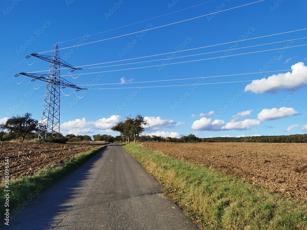 Hochspannungsleitung über einem Feldweg Hochspannungsleitung über einem Feldweg