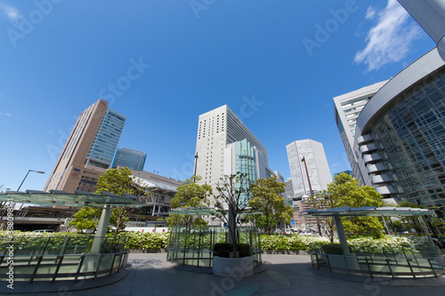 大阪駅前の都市風景 © Paylessimages