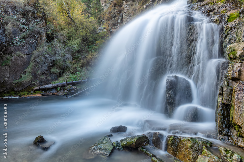 Fototapeta premium Beautiful shot of Kamischlinskiy waterfall in Altai mountains in Siberia, Russia. Smooth, silky water. Long exposure
