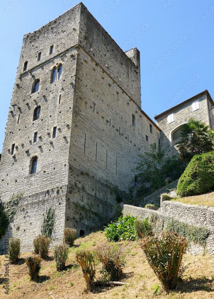 La tour Monréal sur les remparts de Sauveterre-de-Béarn 