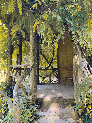 Detalla de una casa de madera en medio de un bosque en Bertiz, Navarra