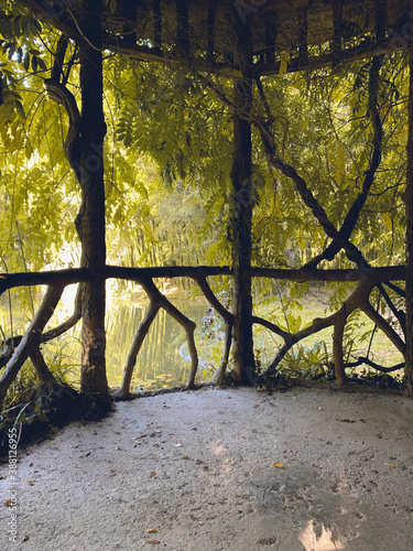 Detalla de una casa de madera en medio de un bosque en Bertiz, Navarra