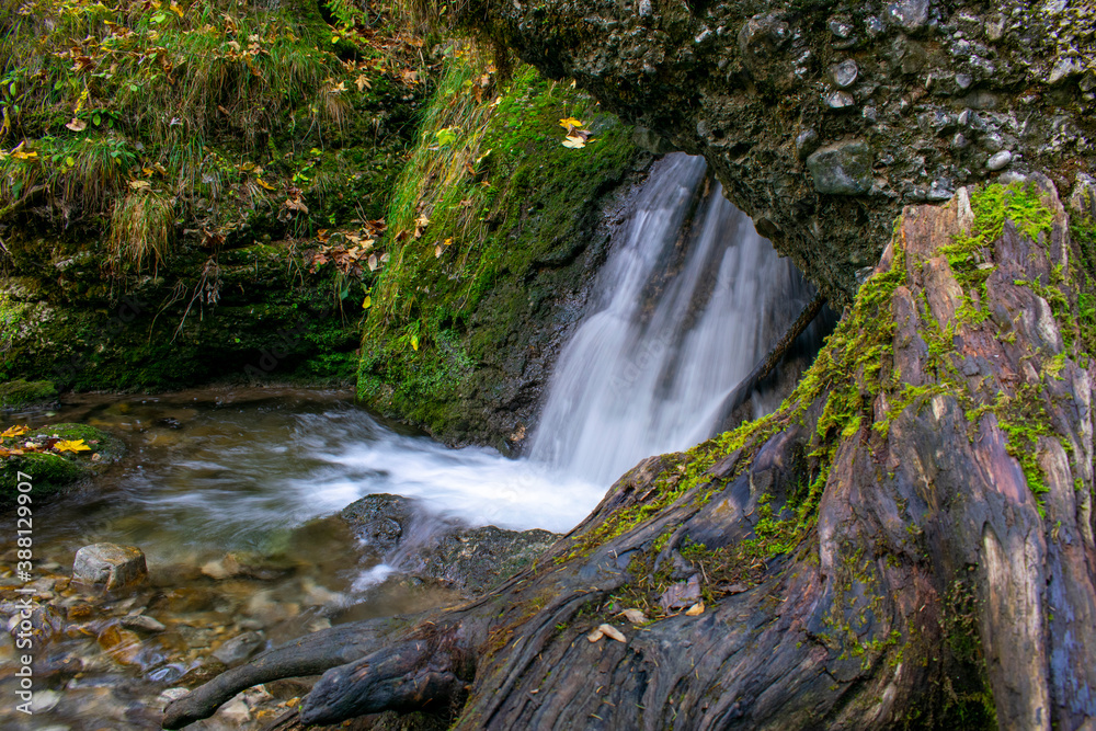 Bachlauf unter Hinanger Wasserfall kurz vor der Felswand mit Baumstumpf rechts