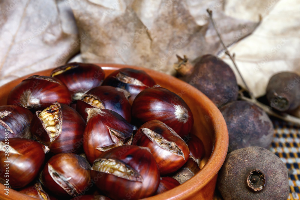Obraz premium Chestnuts cooked on the grill, ready to eat.