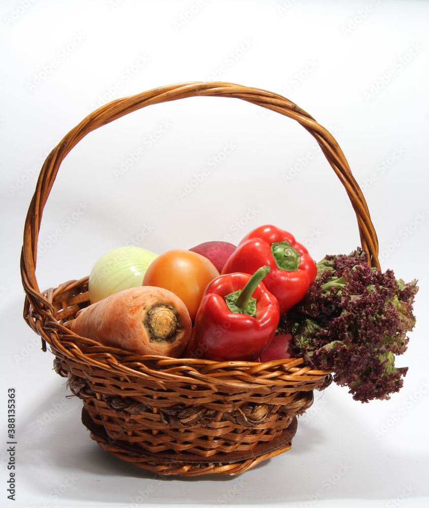 Canasta de verduras, fondo blanco Stock Photo | Adobe Stock