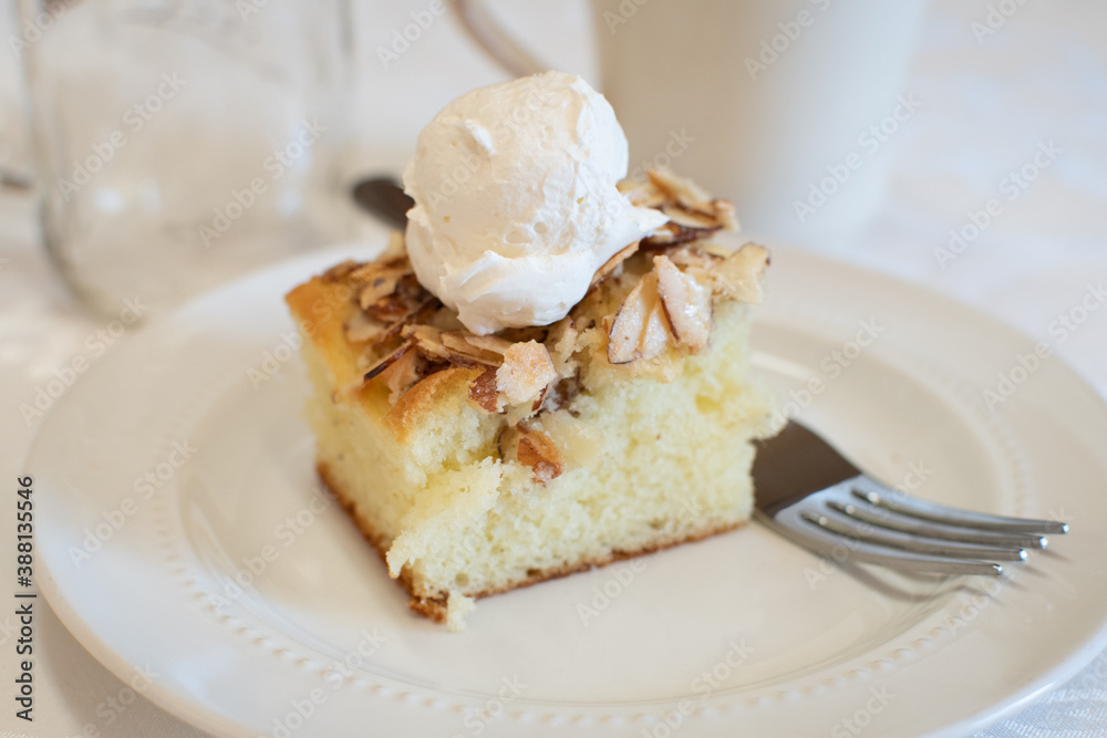 almond white cake with whipped cream almond white cake with whipped cream