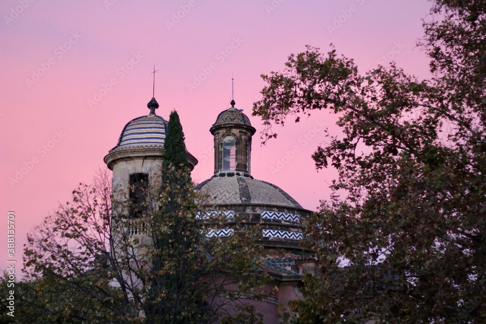 Iglesia sobre fondo rosa y situada en el Parque de la Ciudadela de Barcelona. También conocida como iglesia castrense. Iglesia sobre fondo rosa y situada en el Parque de la Ciudadela de Barcelona. También conocida como iglesia castrense.
