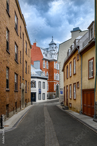 La rue étroite