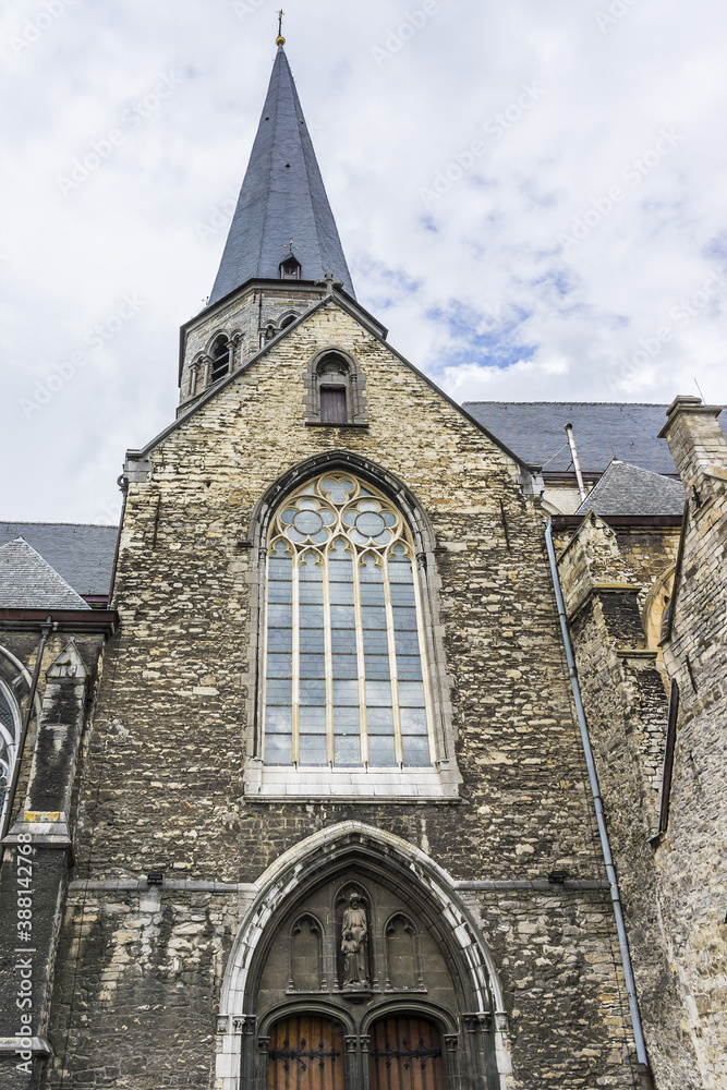 Obraz premium St. James' Church (Sint-Jacobskerk) features two attractive towers from the Romanesque period, its one of the oldest churches of Ghent. Belgium.