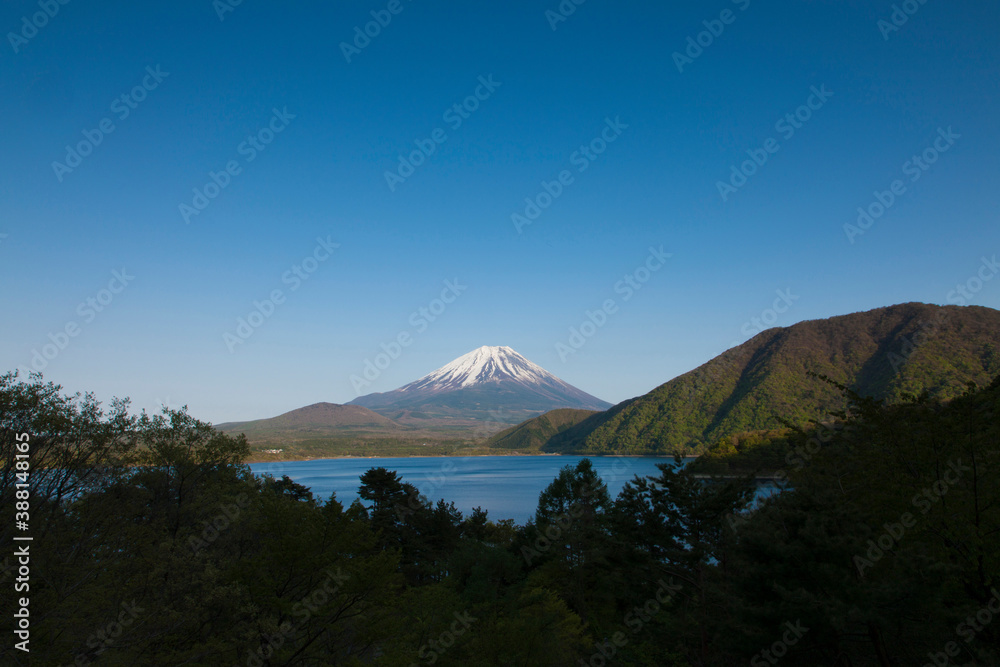 5月の本栖湖と富士山