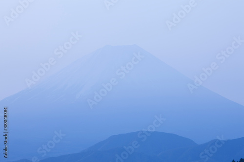 Fototapeta Naklejka Na Ścianę i Meble -  櫛形山からの朝もやの富士山