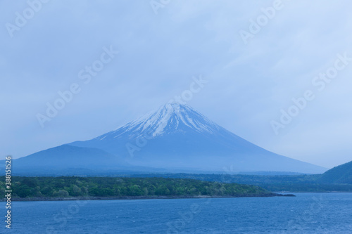 本栖湖からの富士山 © Paylessimages