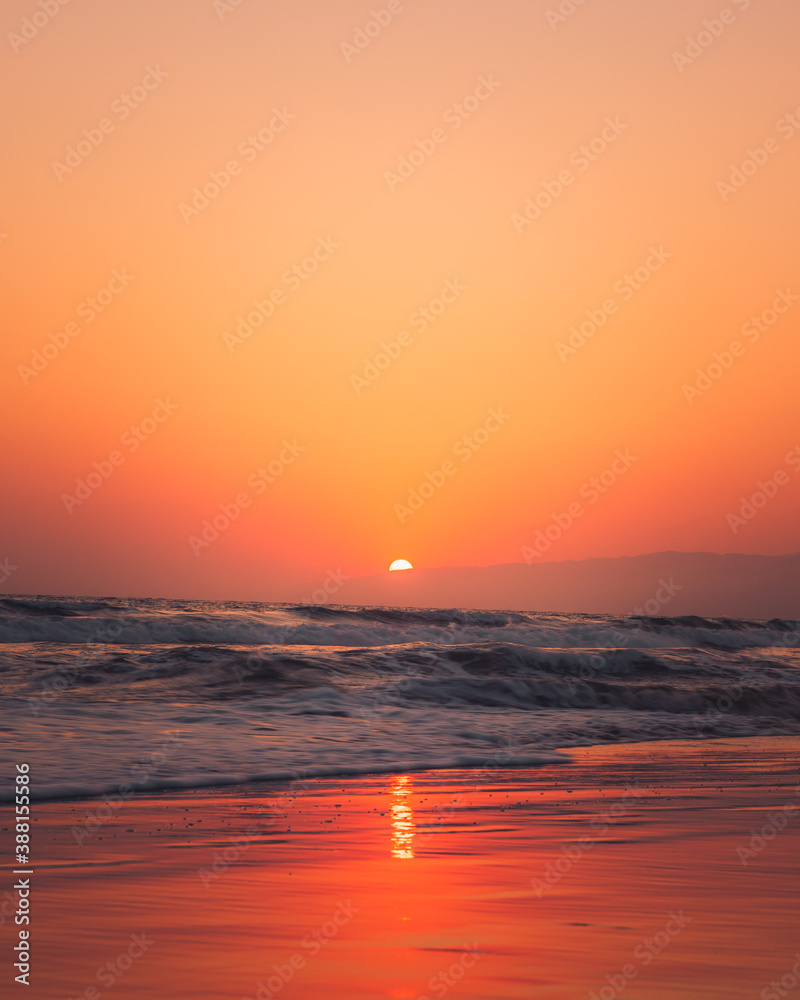Fototapeta premium Vibrant Sunset over the Pacific Ocean in Los Angeles, CA USA